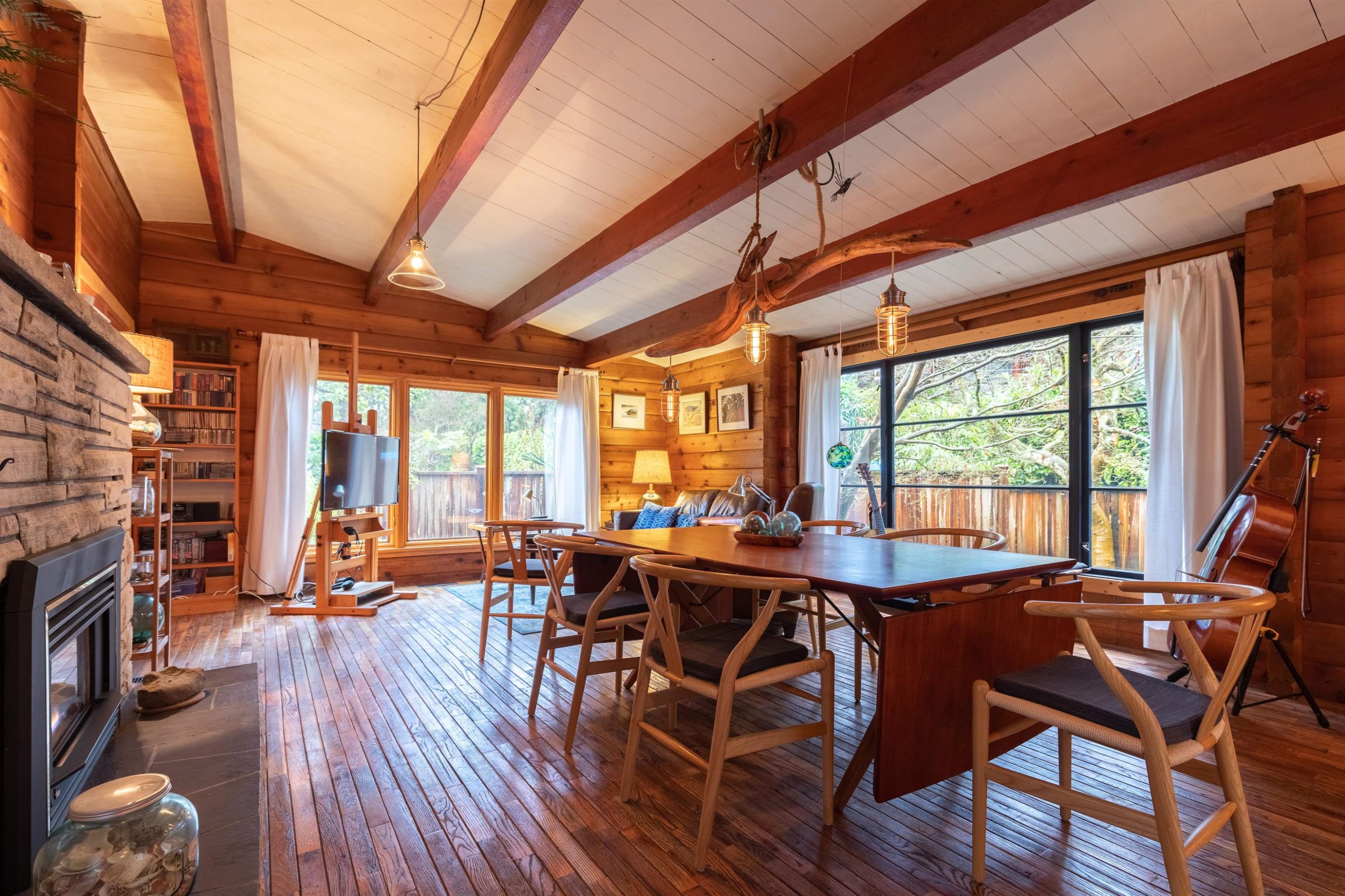 5817 Eagle Island, West Vancouver, BC - Indoor Photo Showing Dining Room With Fireplace