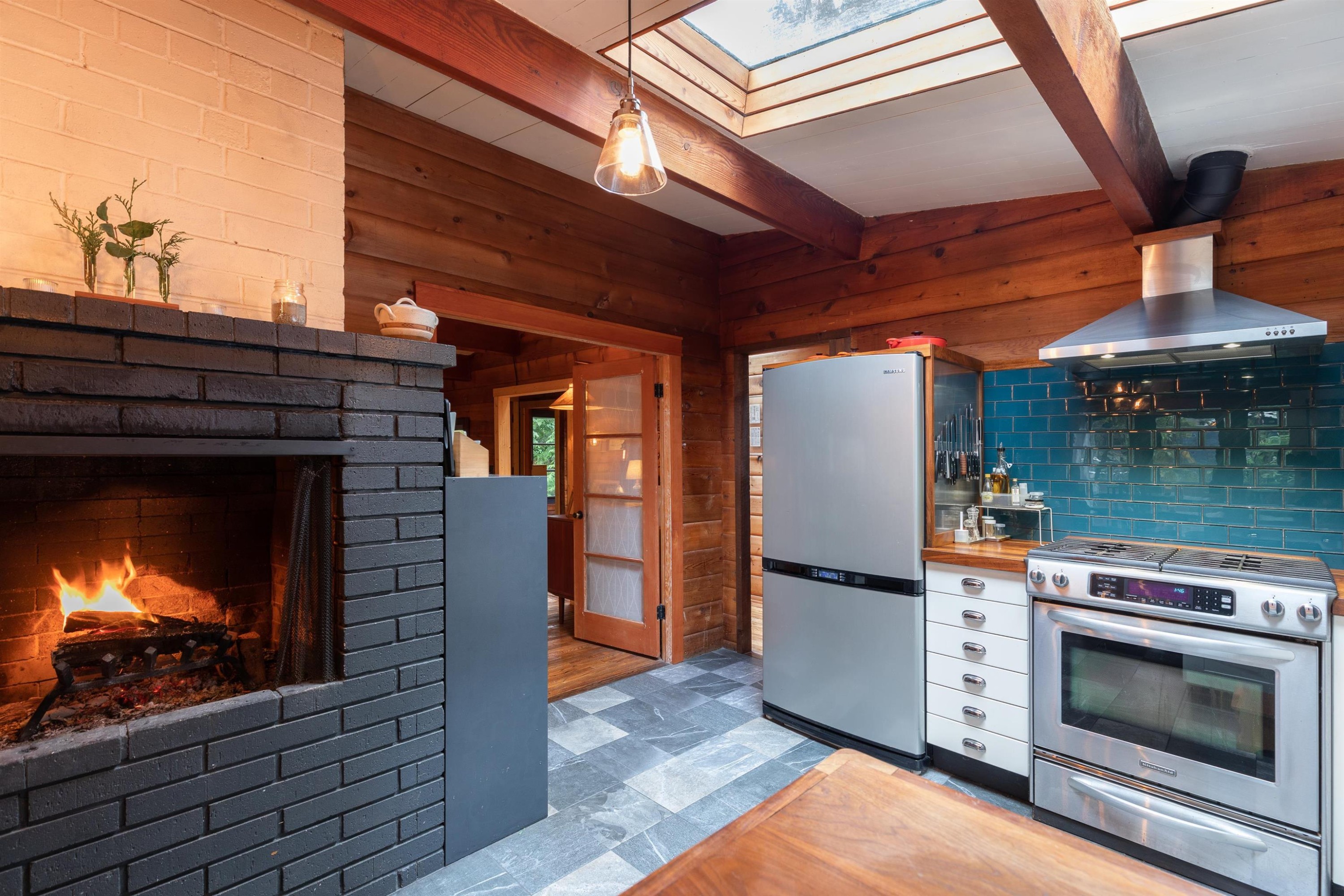 5817 Eagle Island, West Vancouver, BC - Indoor With Fireplace
