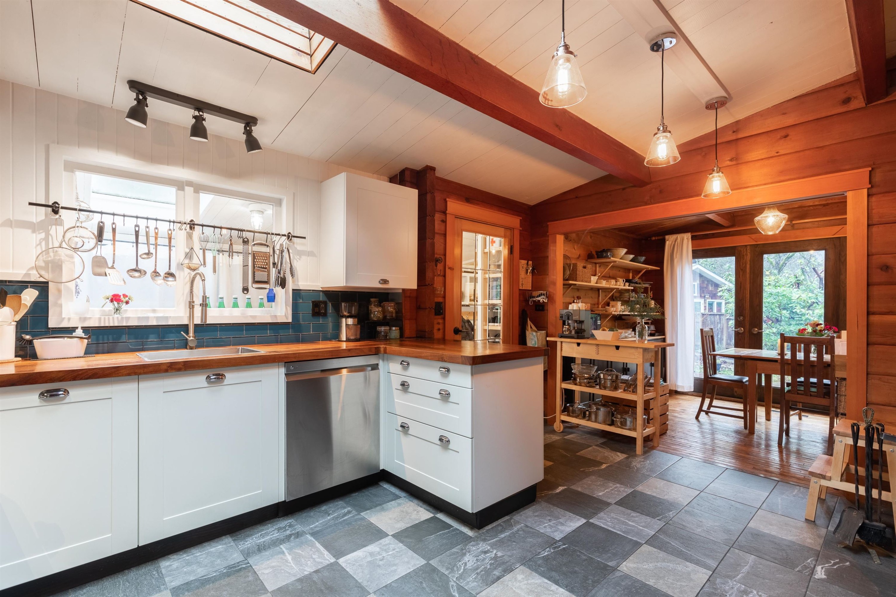 5817 Eagle Island, West Vancouver, BC - Indoor Photo Showing Kitchen