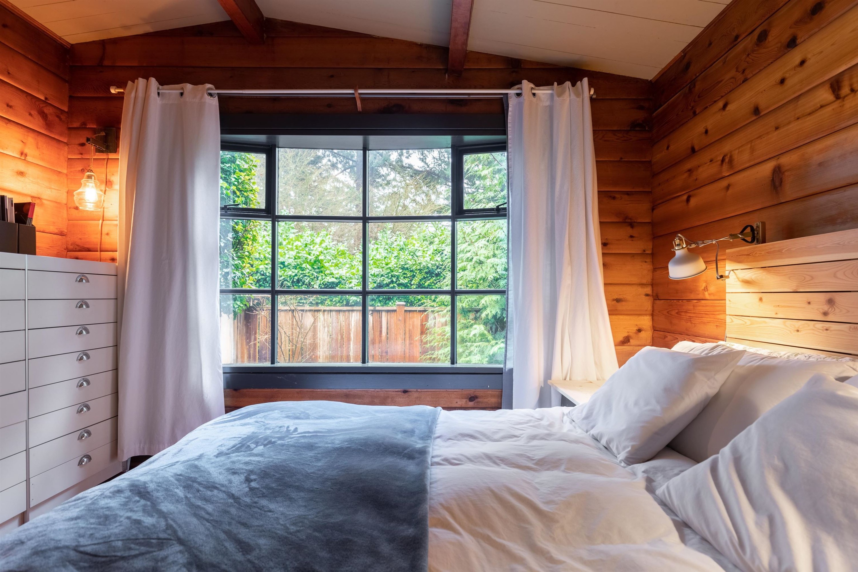 5817 Eagle Island, West Vancouver, BC - Indoor Photo Showing Bedroom