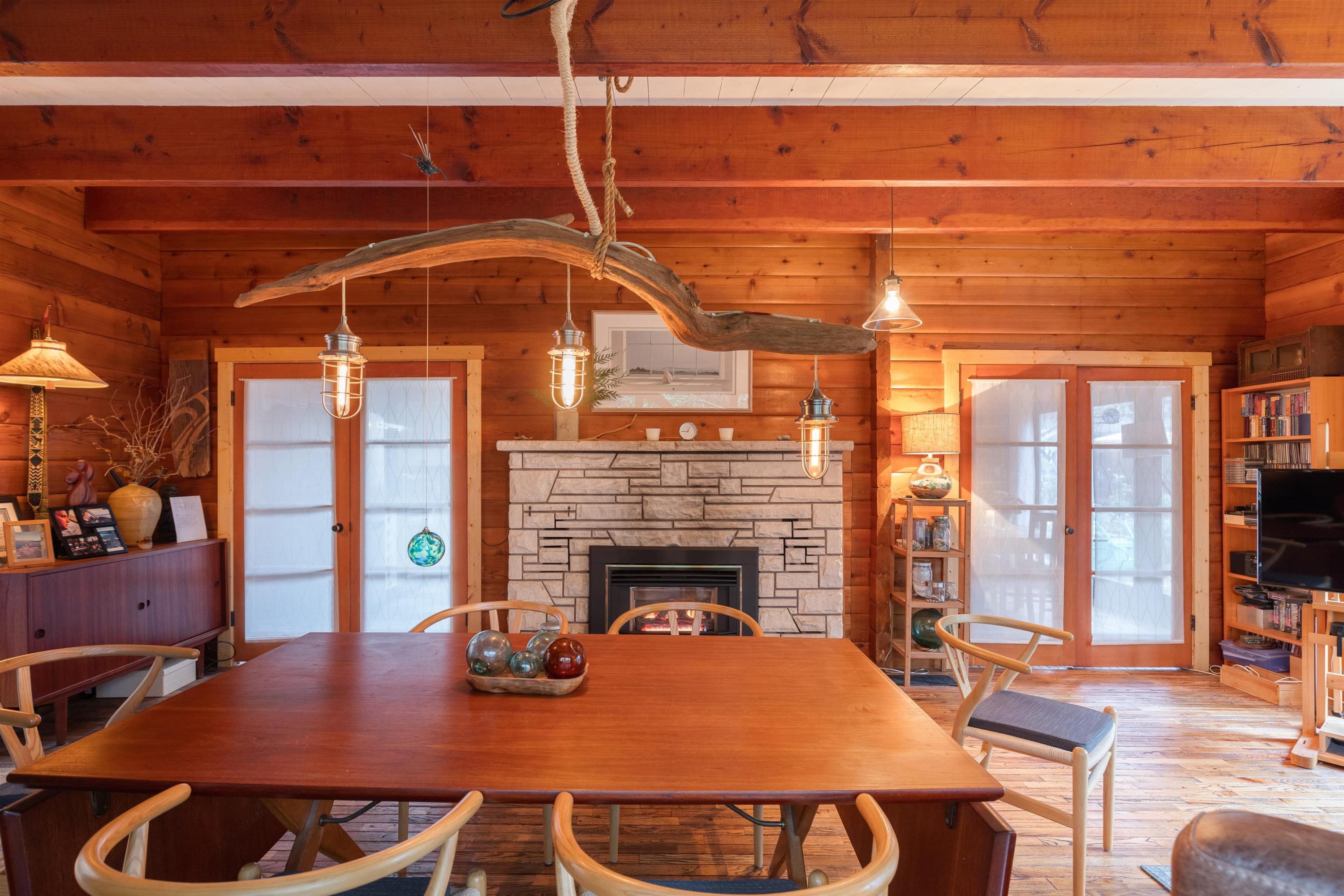 5817 Eagle Island, West Vancouver, BC - Indoor With Fireplace