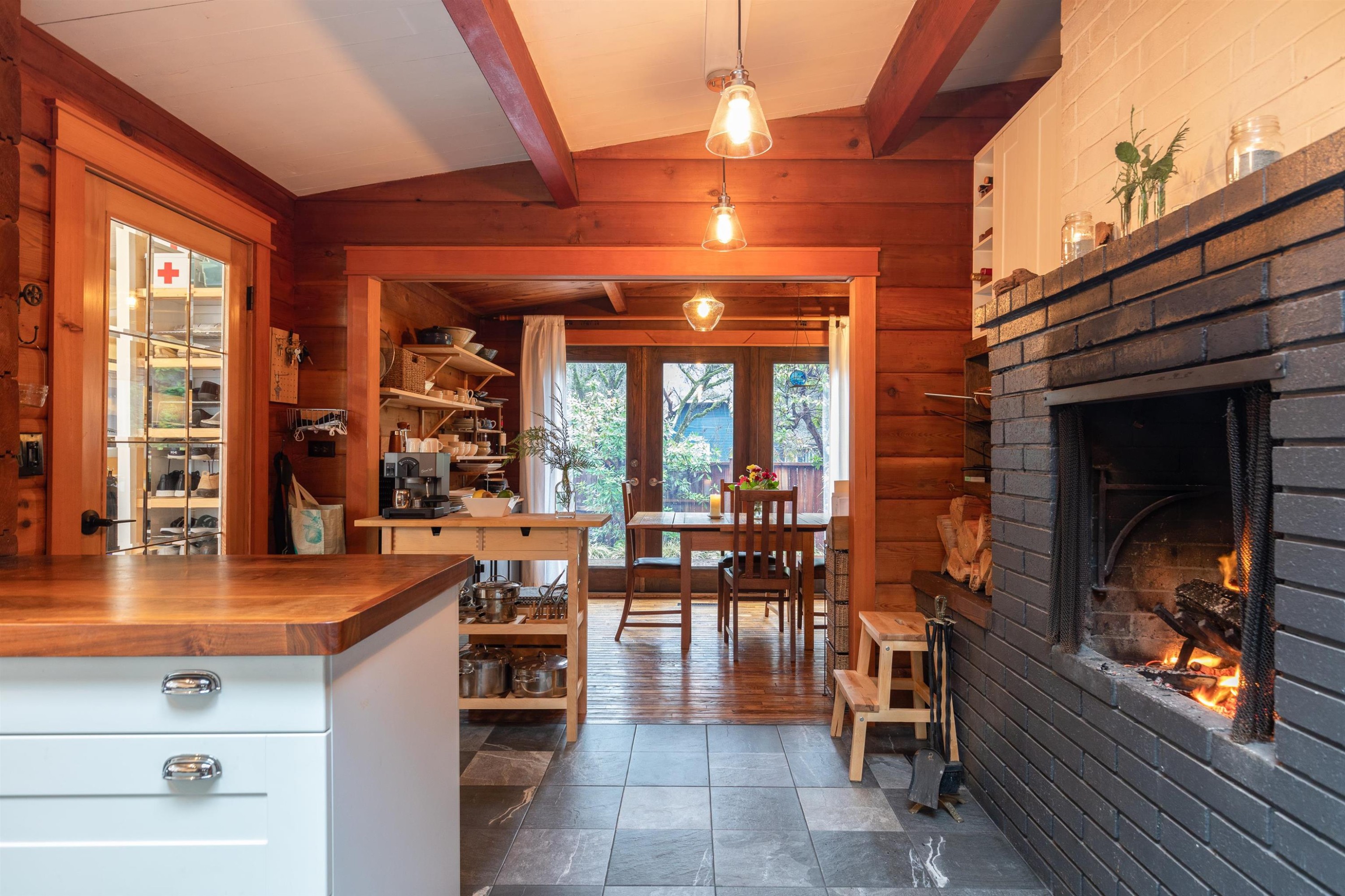 5817 Eagle Island, West Vancouver, BC - Indoor With Fireplace