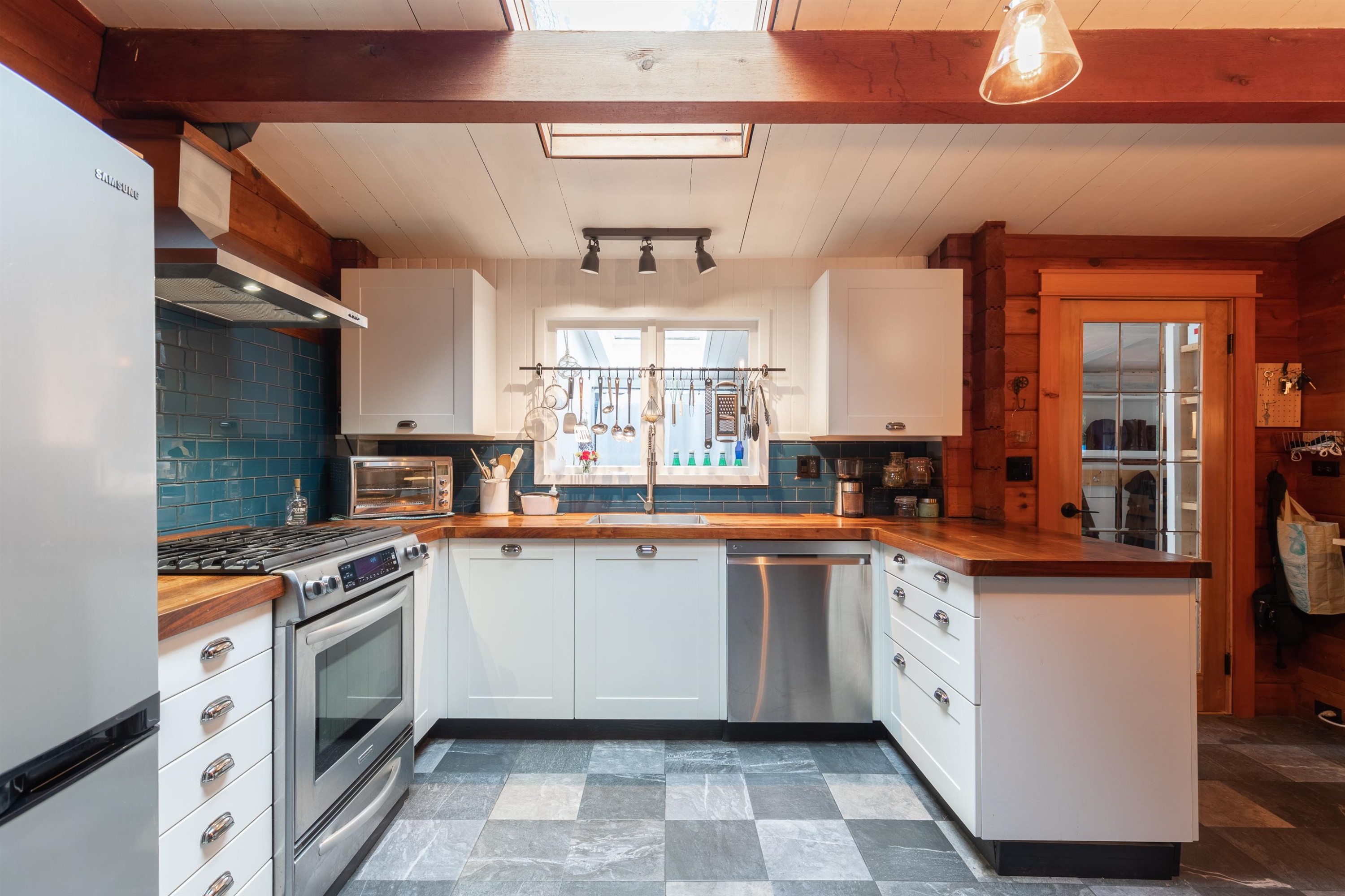 5817 Eagle Island, West Vancouver, BC - Indoor Photo Showing Kitchen