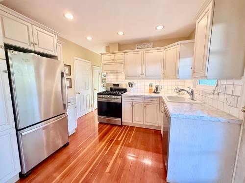 680 Thompson Avenue, Coquitlam, BC - Indoor Photo Showing Kitchen