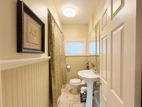 680 Thompson Avenue, Coquitlam, BC - Indoor Photo Showing Bathroom