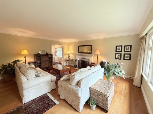 680 Thompson Avenue, Coquitlam, BC - Indoor Photo Showing Living Room