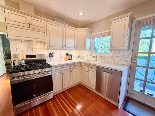 680 Thompson Avenue, Coquitlam, BC - Indoor Photo Showing Kitchen