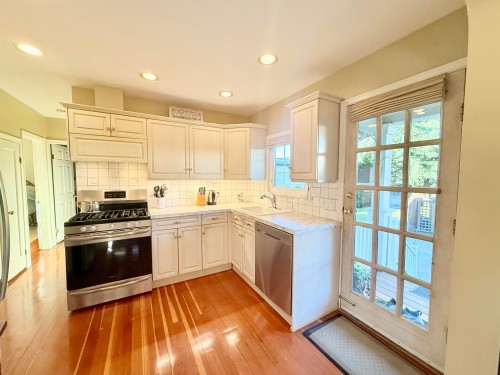 680 Thompson Avenue, Coquitlam, BC - Indoor Photo Showing Kitchen