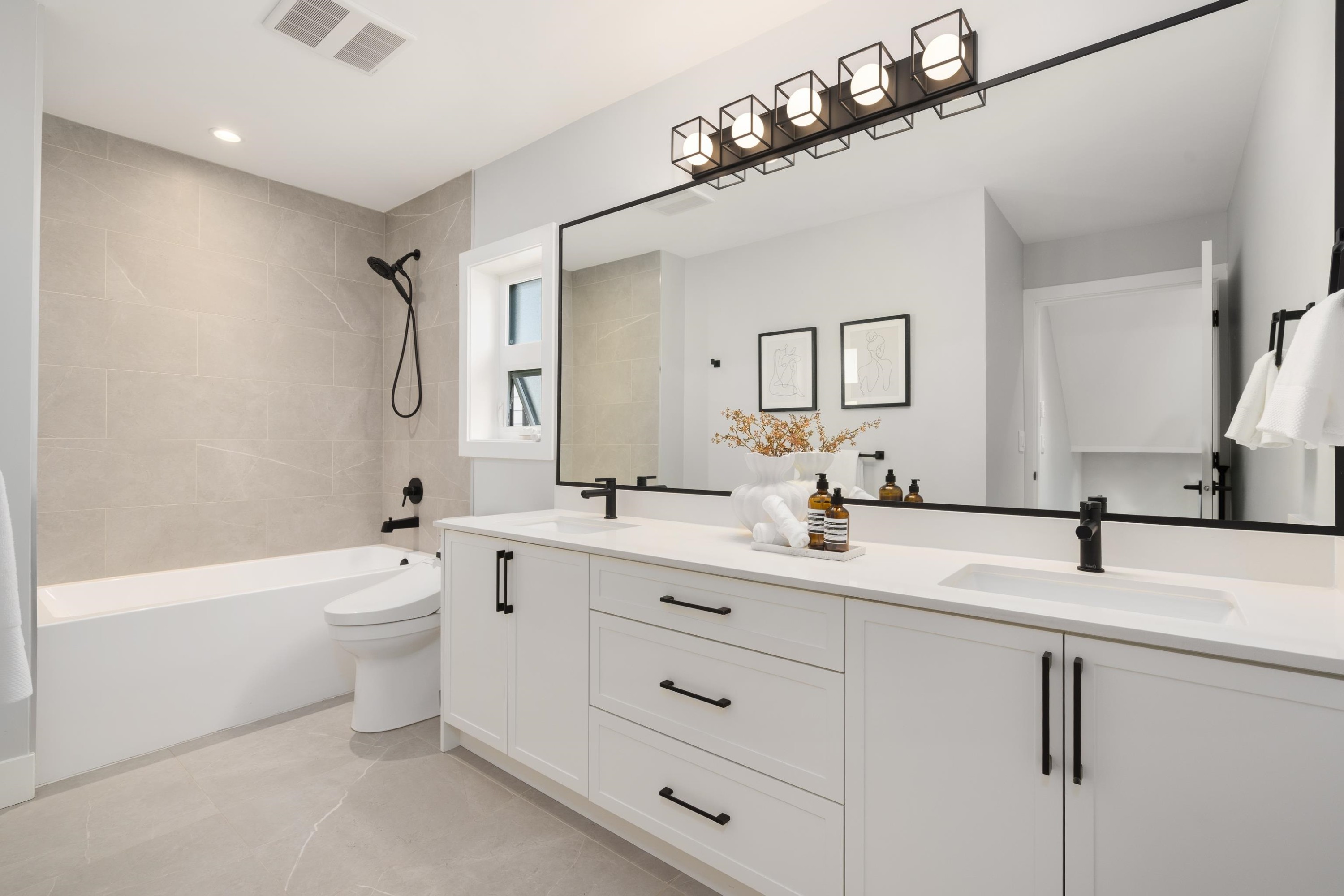 2196 19Th Avenue E, Vancouver, BC - Indoor Photo Showing Bathroom