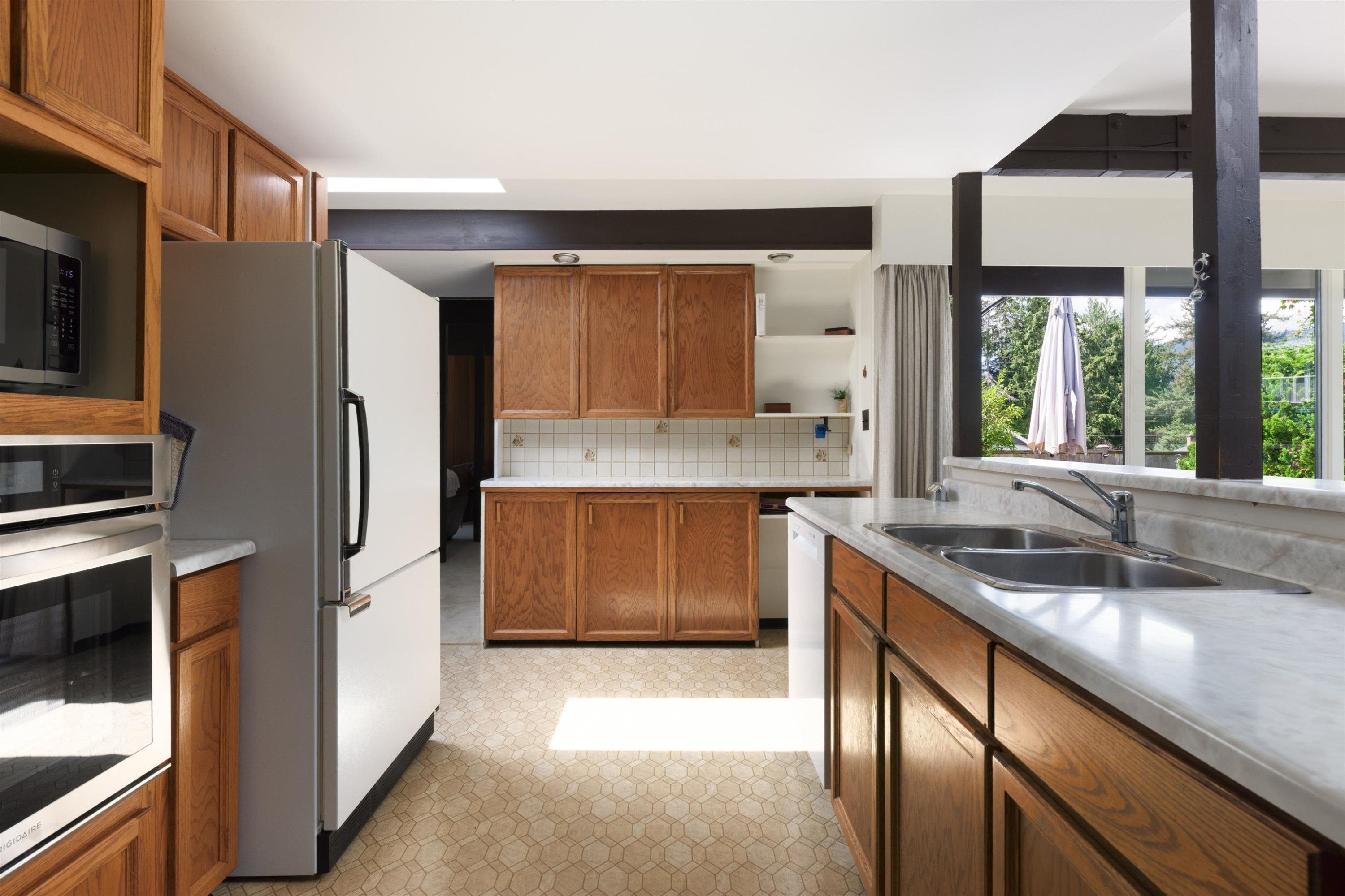 4568 Marineview Crescent, North Vancouver, BC - Indoor Photo Showing Kitchen With Double Sink