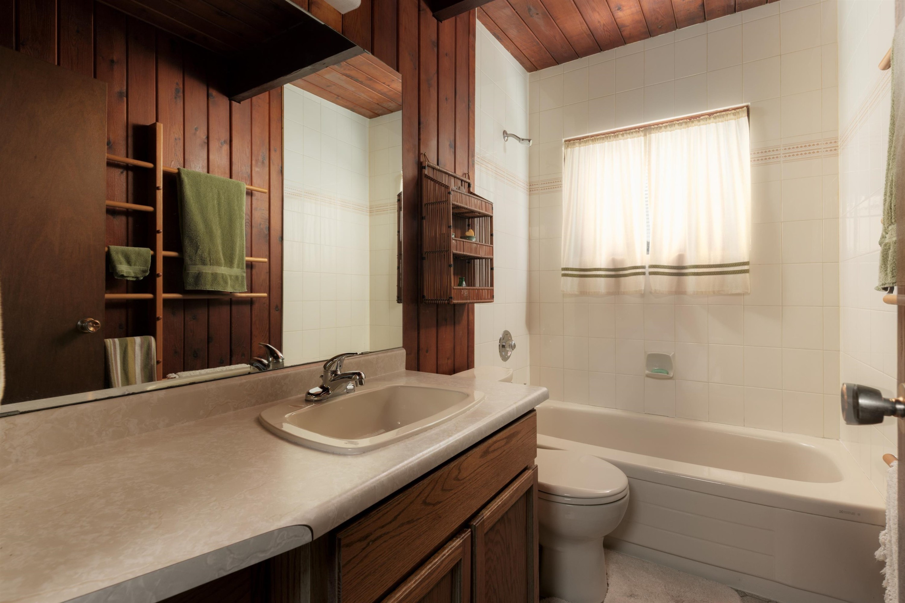 4568 Marineview Crescent, North Vancouver, BC - Indoor Photo Showing Bathroom