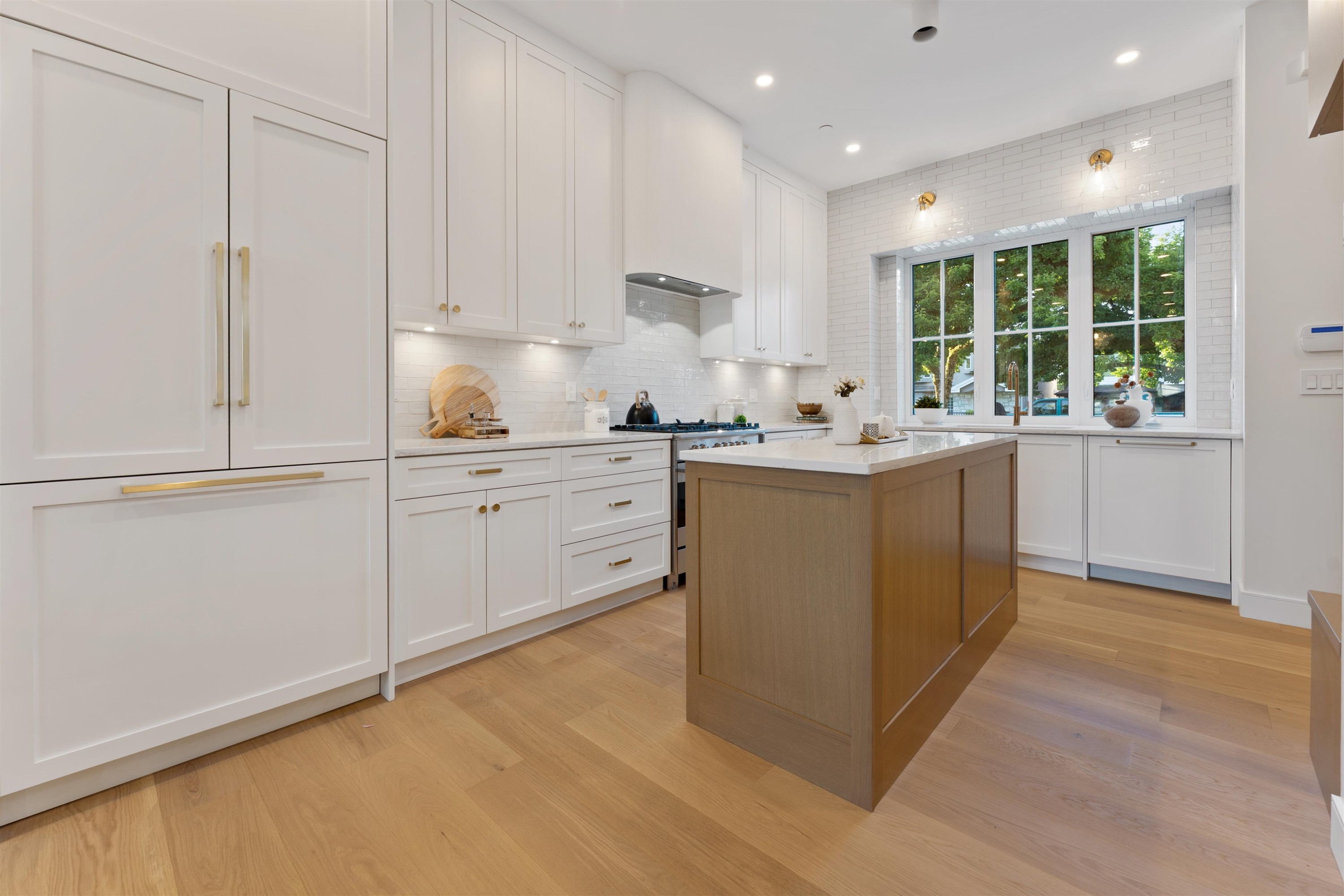 2578 4Th Avenue E, Vancouver, BC - Indoor Photo Showing Kitchen With Upgraded Kitchen
