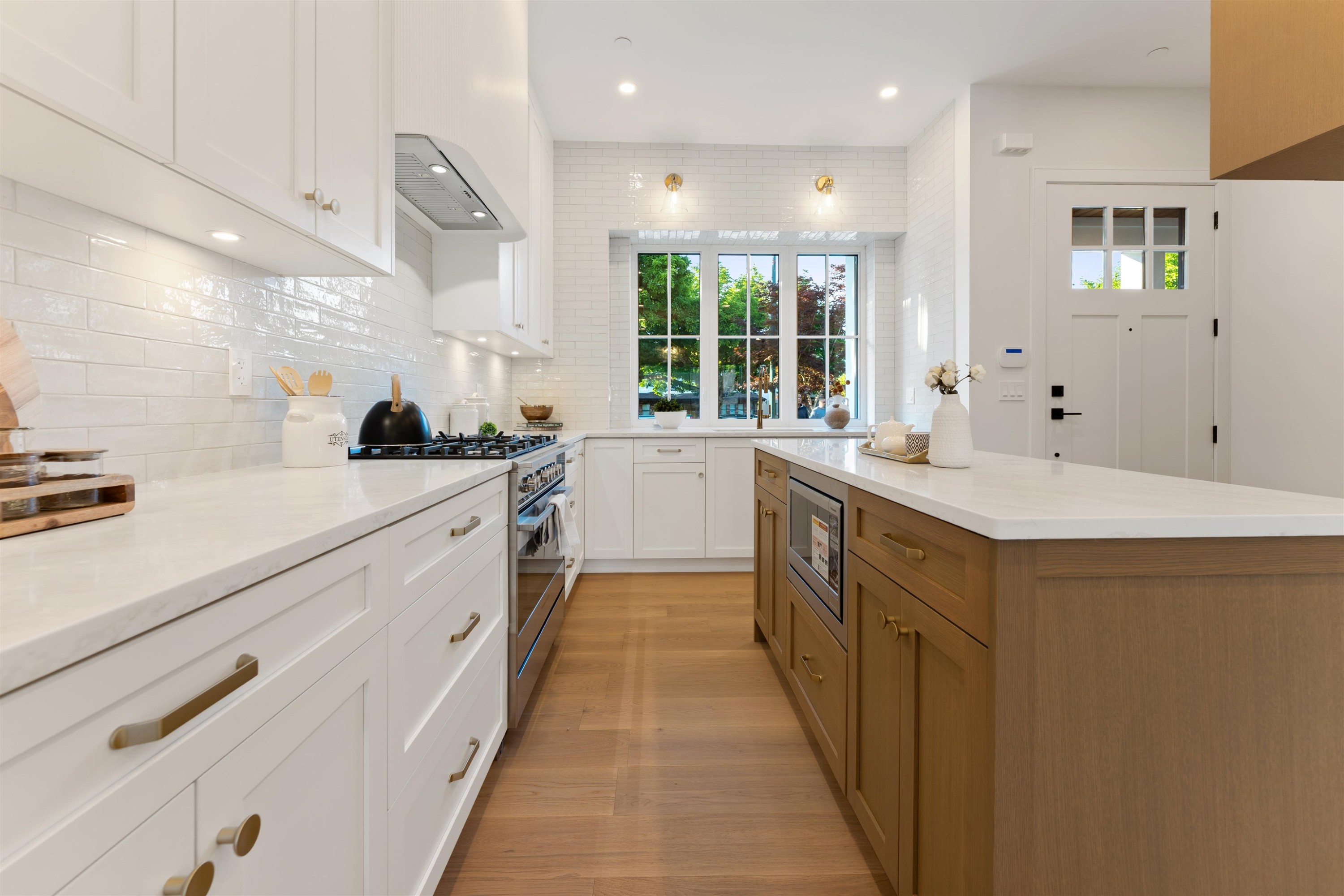 2578 4Th Avenue E, Vancouver, BC - Indoor Photo Showing Kitchen With Upgraded Kitchen