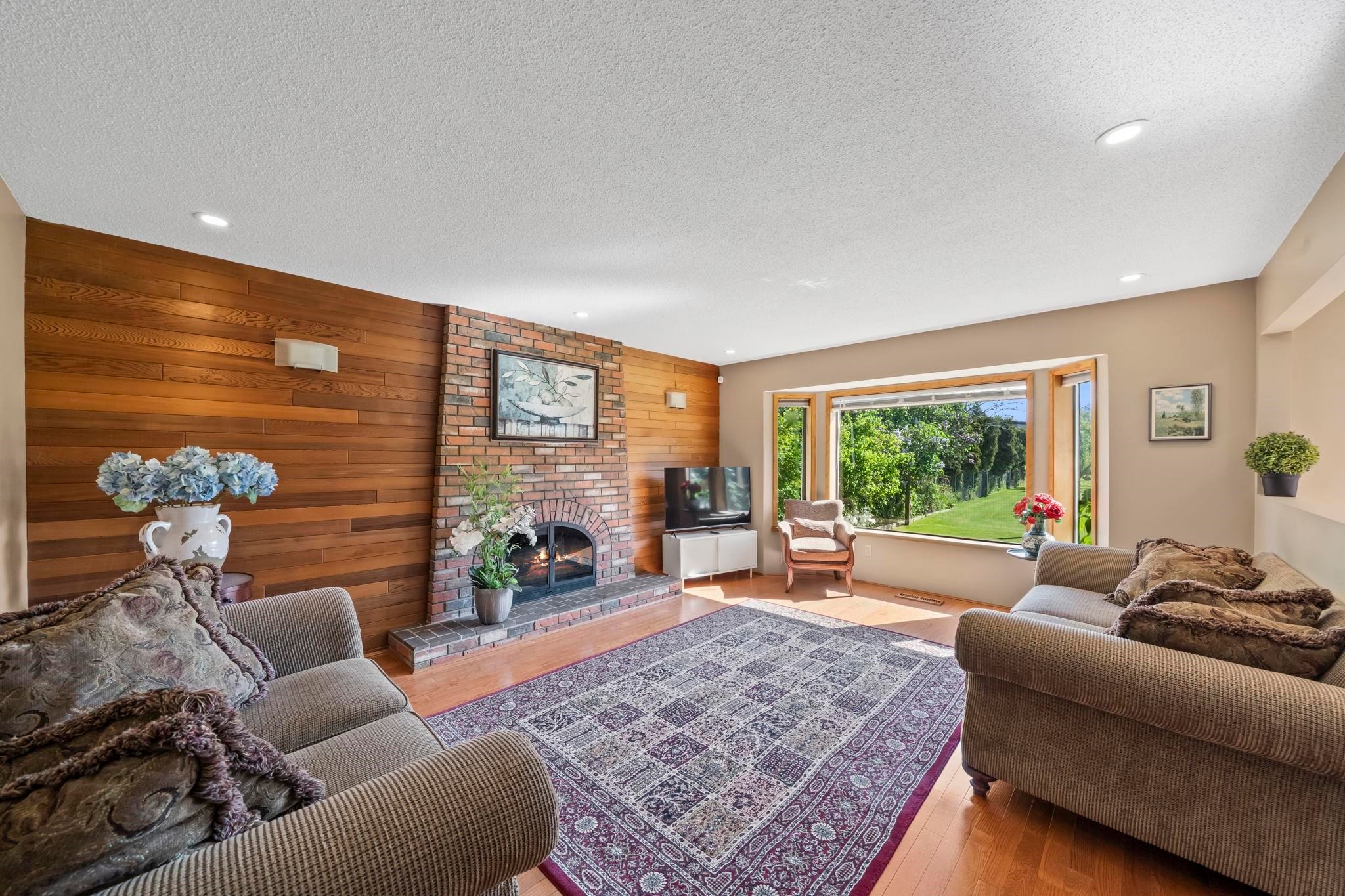 6546 Gibbons Drive, Richmond, BC - Indoor Photo Showing Living Room With Fireplace