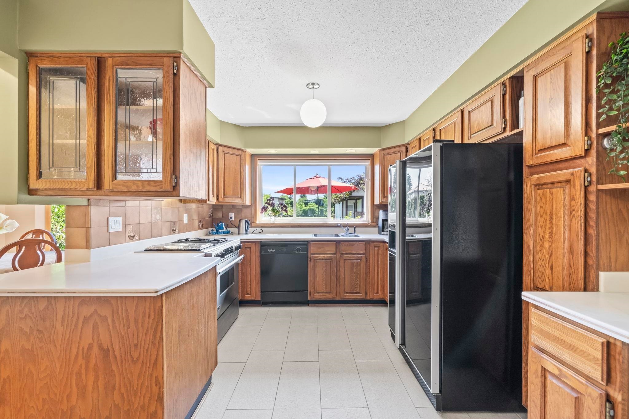 6546 Gibbons Drive, Richmond, BC - Indoor Photo Showing Kitchen With Double Sink
