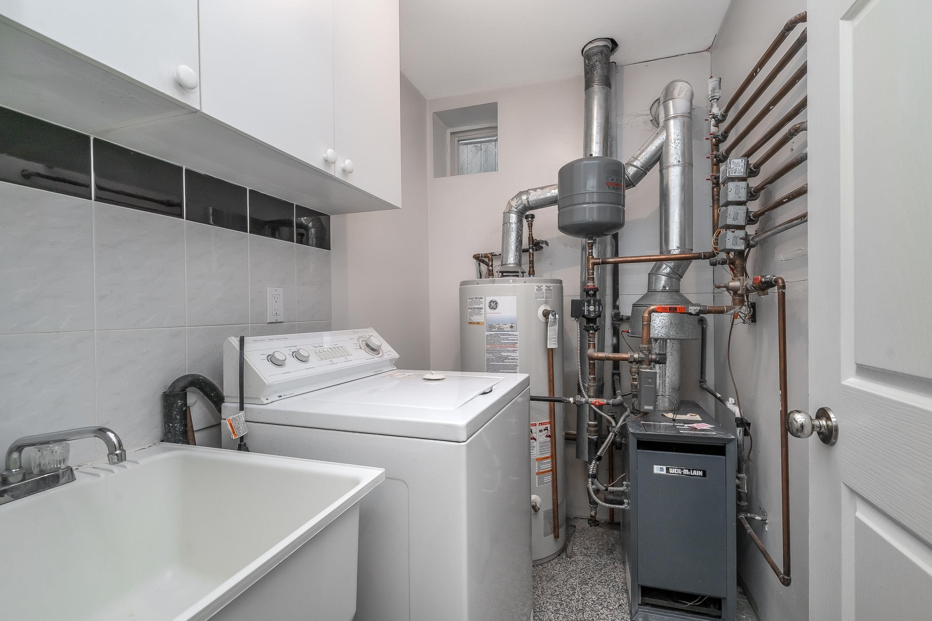2304 Garden Drive, Vancouver, BC - Indoor Photo Showing Laundry Room