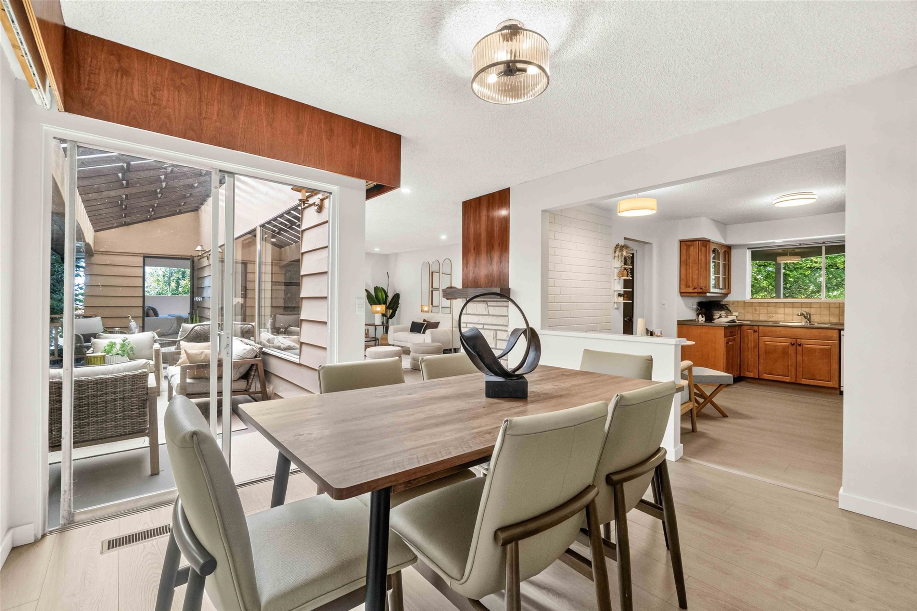 1168 Charland Avenue, Coquitlam, BC - Indoor Photo Showing Dining Room