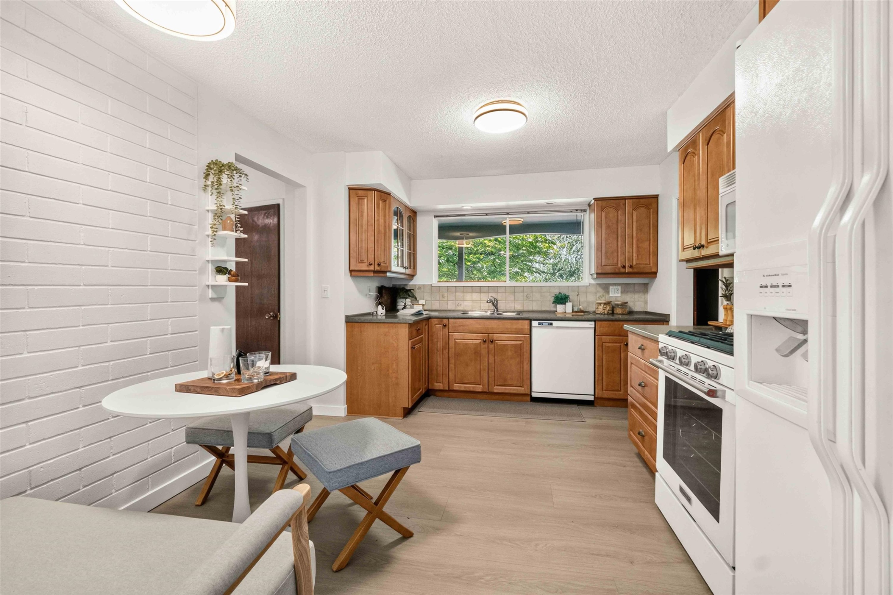 1168 Charland Avenue, Coquitlam, BC - Indoor Photo Showing Kitchen With Double Sink