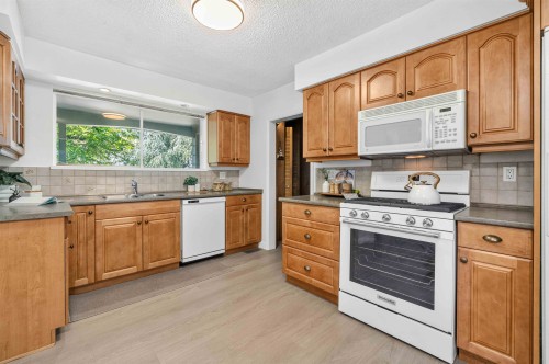 1168 Charland Avenue, Coquitlam, BC - Indoor Photo Showing Kitchen With Double Sink