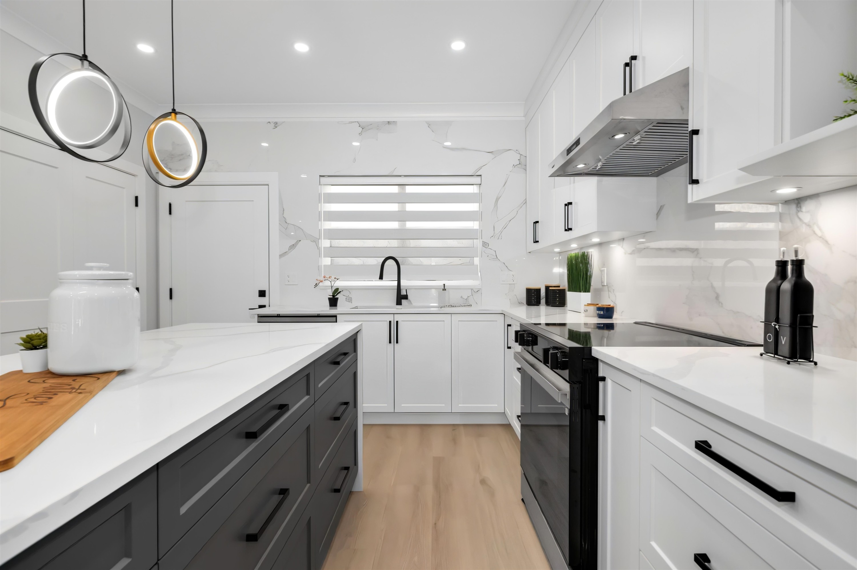 1630 Pitt River Road, Port Coquitlam, BC - Indoor Photo Showing Kitchen With Upgraded Kitchen