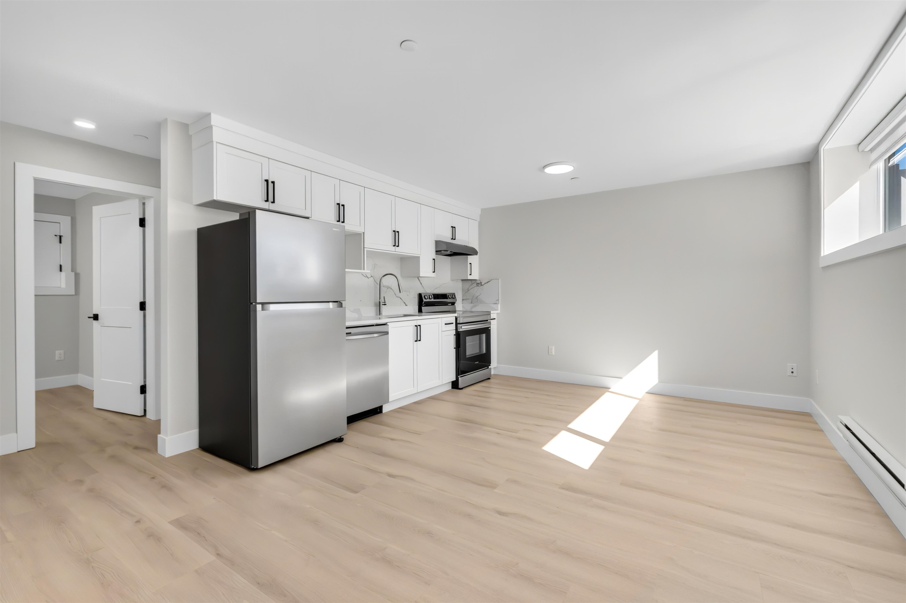 1630 Pitt River Road, Port Coquitlam, BC - Indoor Photo Showing Kitchen