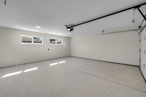 1630 Pitt River Road, Port Coquitlam, BC - Indoor Photo Showing Garage