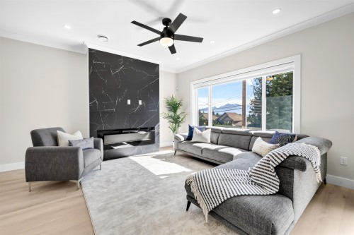 1630 Pitt River Road, Port Coquitlam, BC - Indoor Photo Showing Living Room