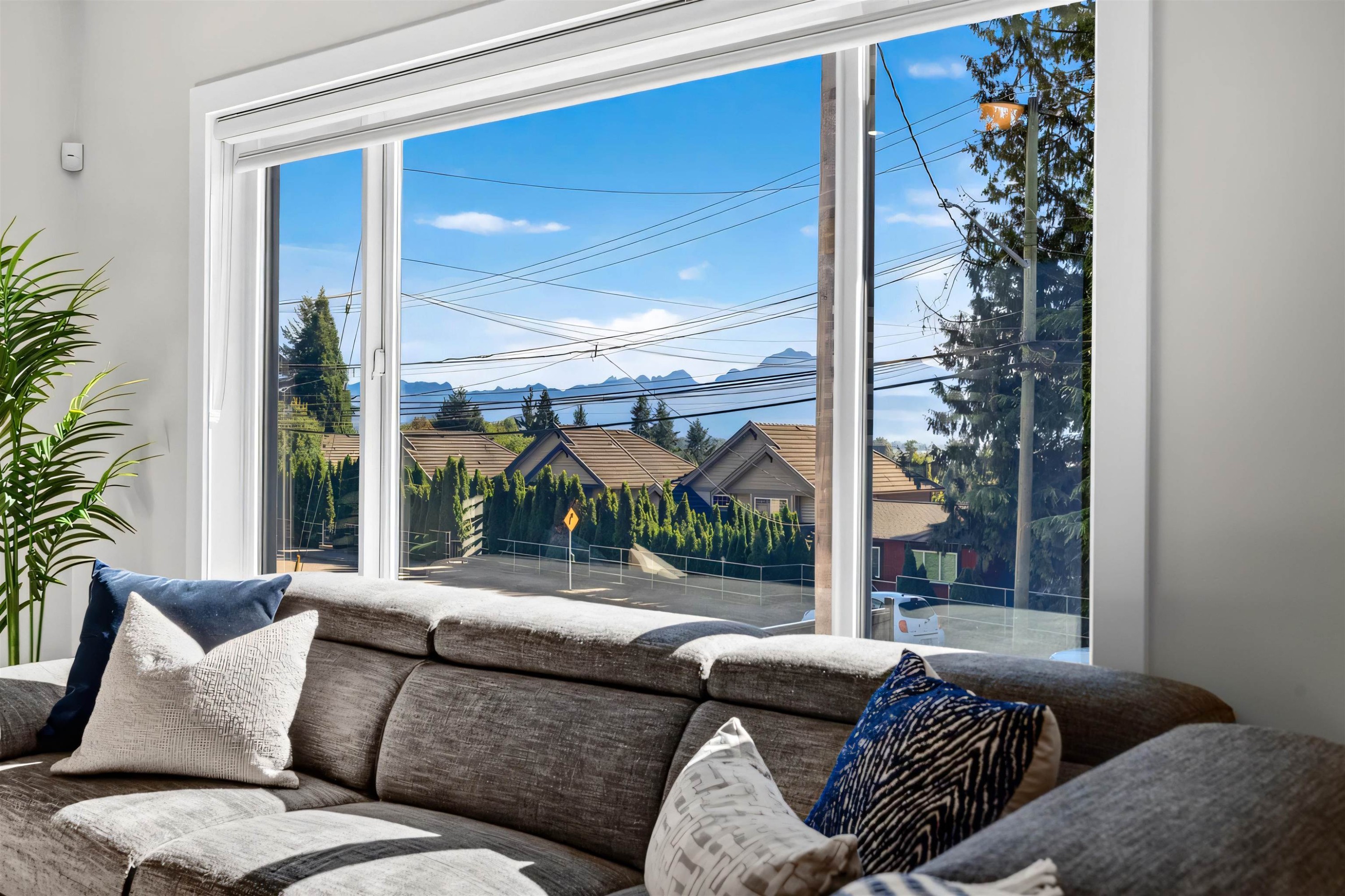 1630 Pitt River Road, Port Coquitlam, BC - Indoor Photo Showing Living Room