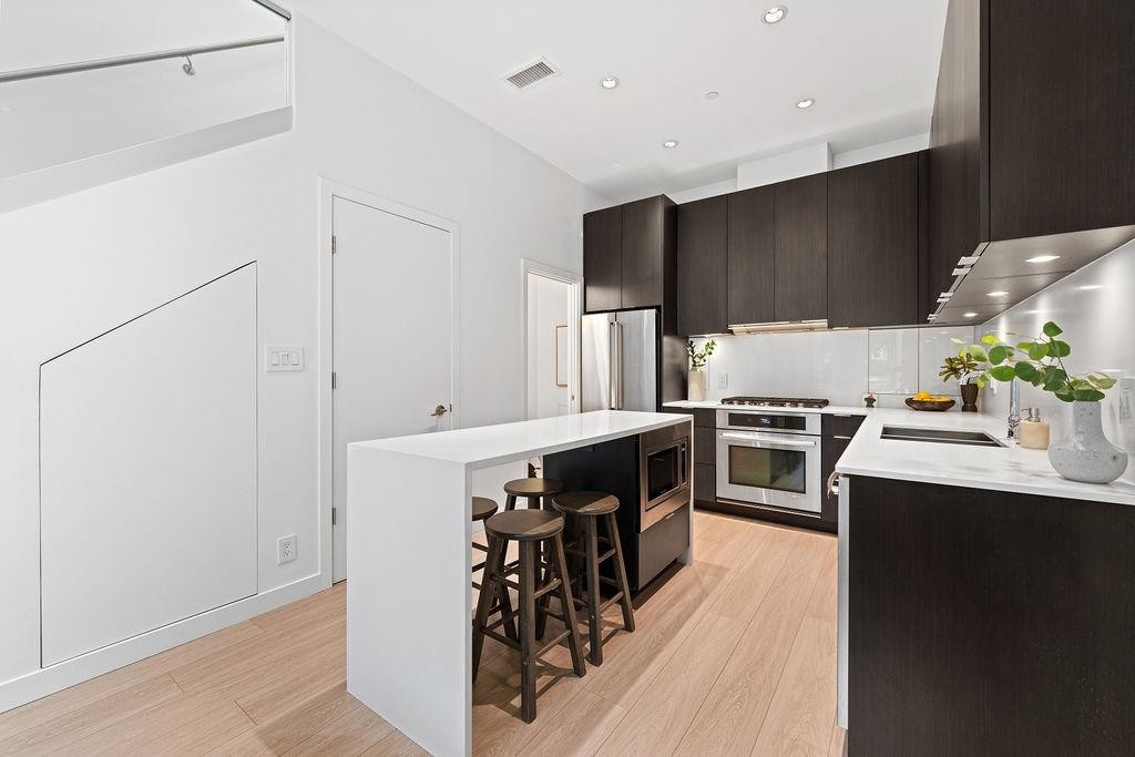 141 1St Avenue E, Vancouver, BC - Indoor Photo Showing Kitchen With Upgraded Kitchen