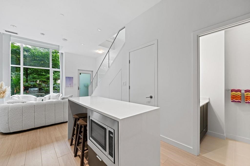141 1St Avenue E, Vancouver, BC - Indoor