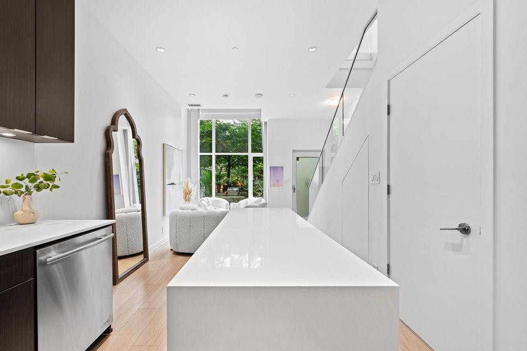 141 1St Avenue E, Vancouver, BC - Indoor