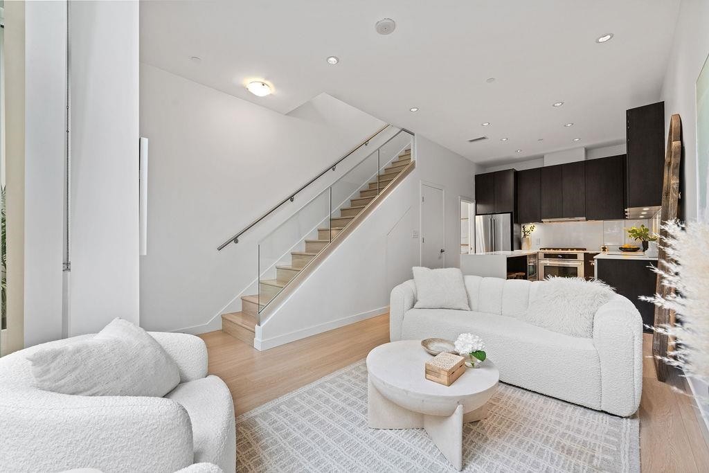141 1St Avenue E, Vancouver, BC - Indoor Photo Showing Living Room