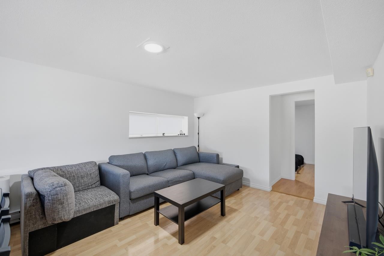 4656 Brentlawn Drive, Burnaby, BC - Indoor Photo Showing Living Room