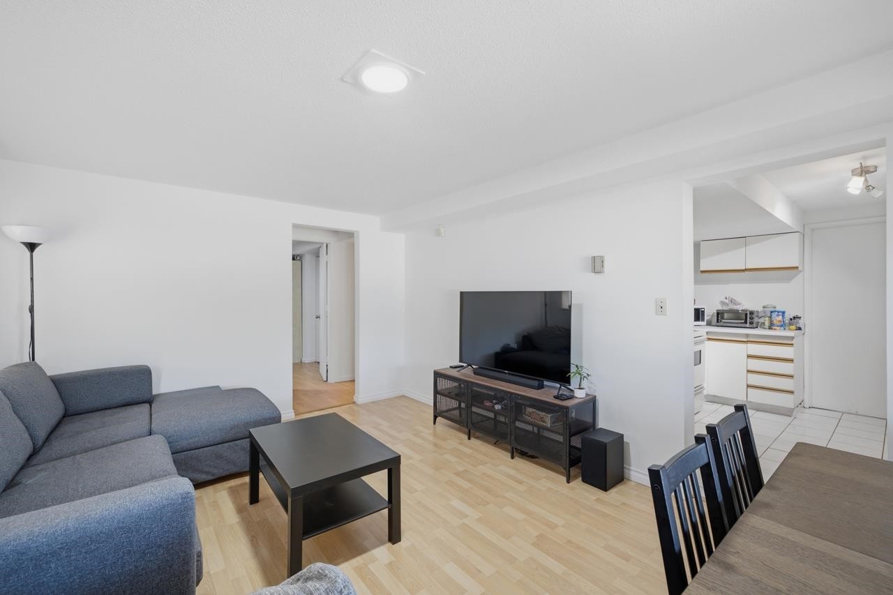 4656 Brentlawn Drive, Burnaby, BC - Indoor Photo Showing Living Room