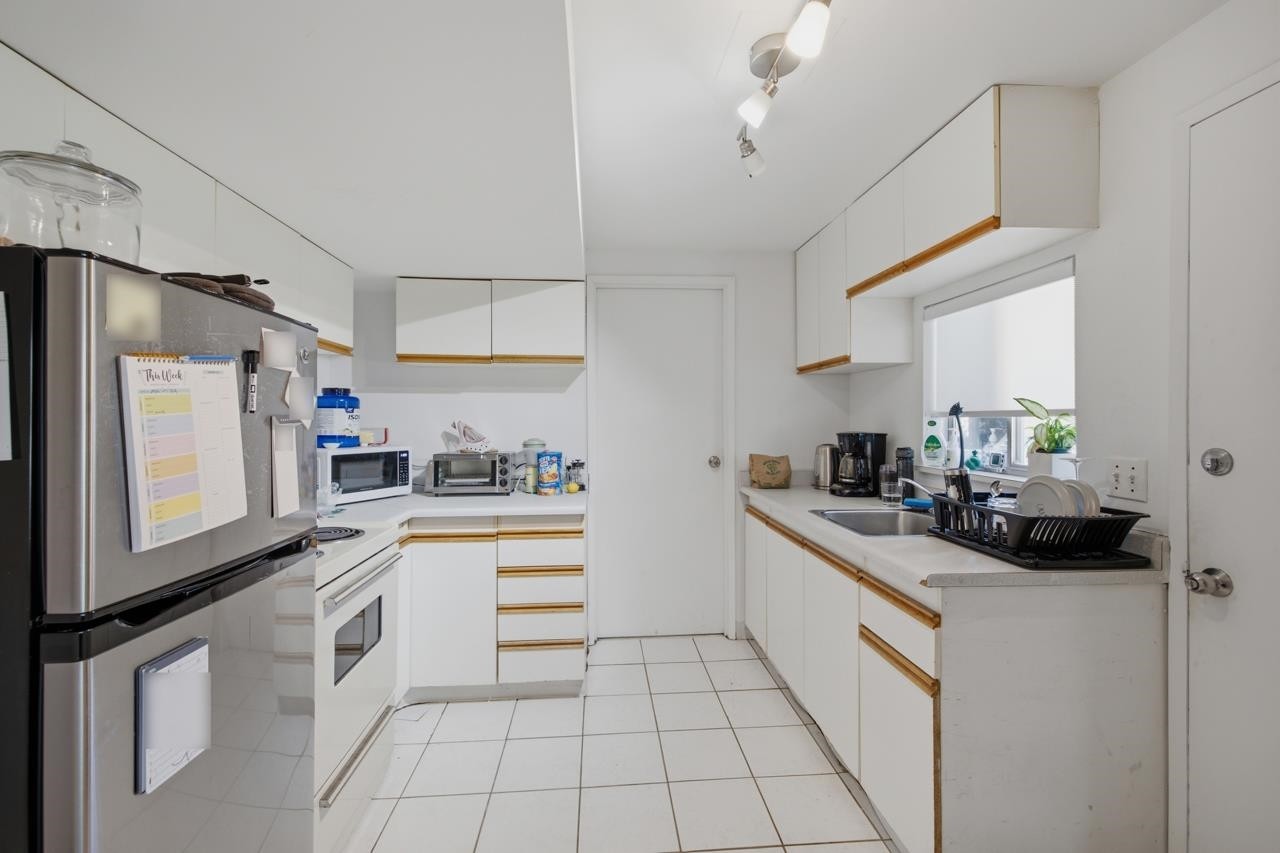 4656 Brentlawn Drive, Burnaby, BC - Indoor Photo Showing Kitchen