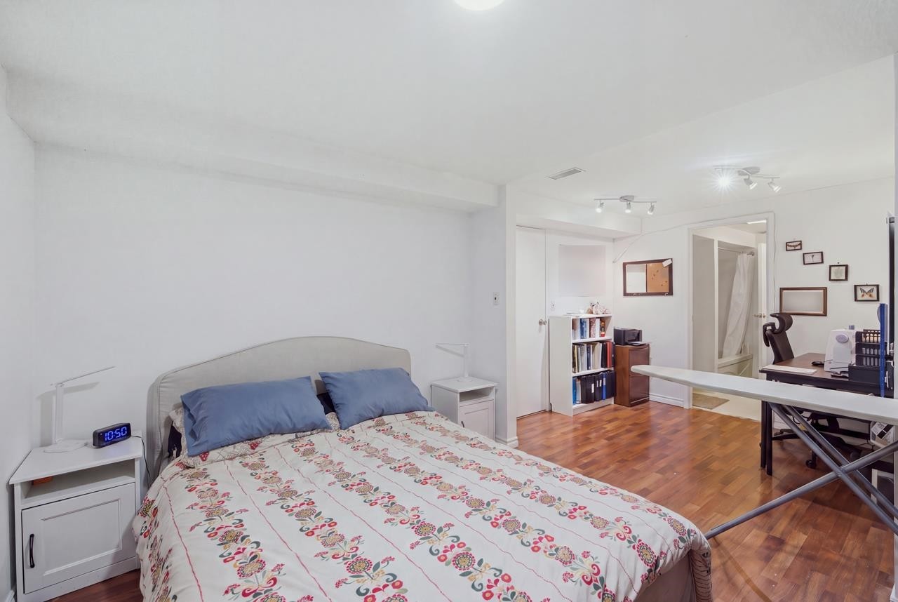 4656 Brentlawn Drive, Burnaby, BC - Indoor Photo Showing Bedroom