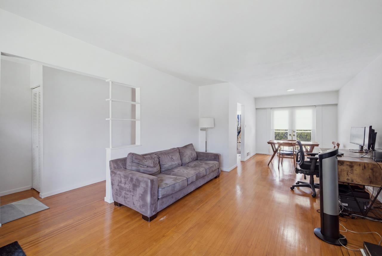 4656 Brentlawn Drive, Burnaby, BC - Indoor Photo Showing Living Room