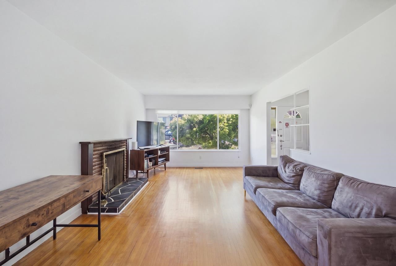 4656 Brentlawn Drive, Burnaby, BC - Indoor Photo Showing Living Room