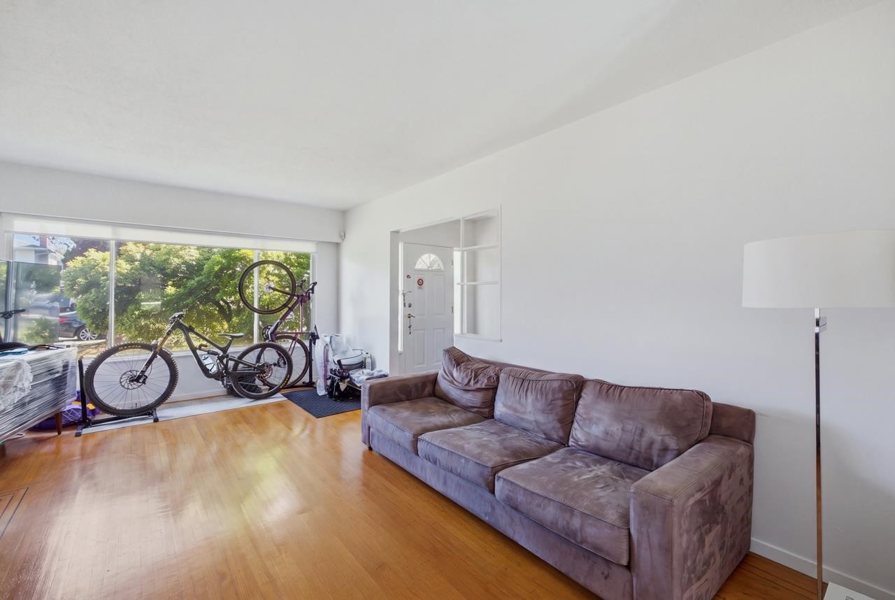4656 Brentlawn Drive, Burnaby, BC - Indoor Photo Showing Living Room