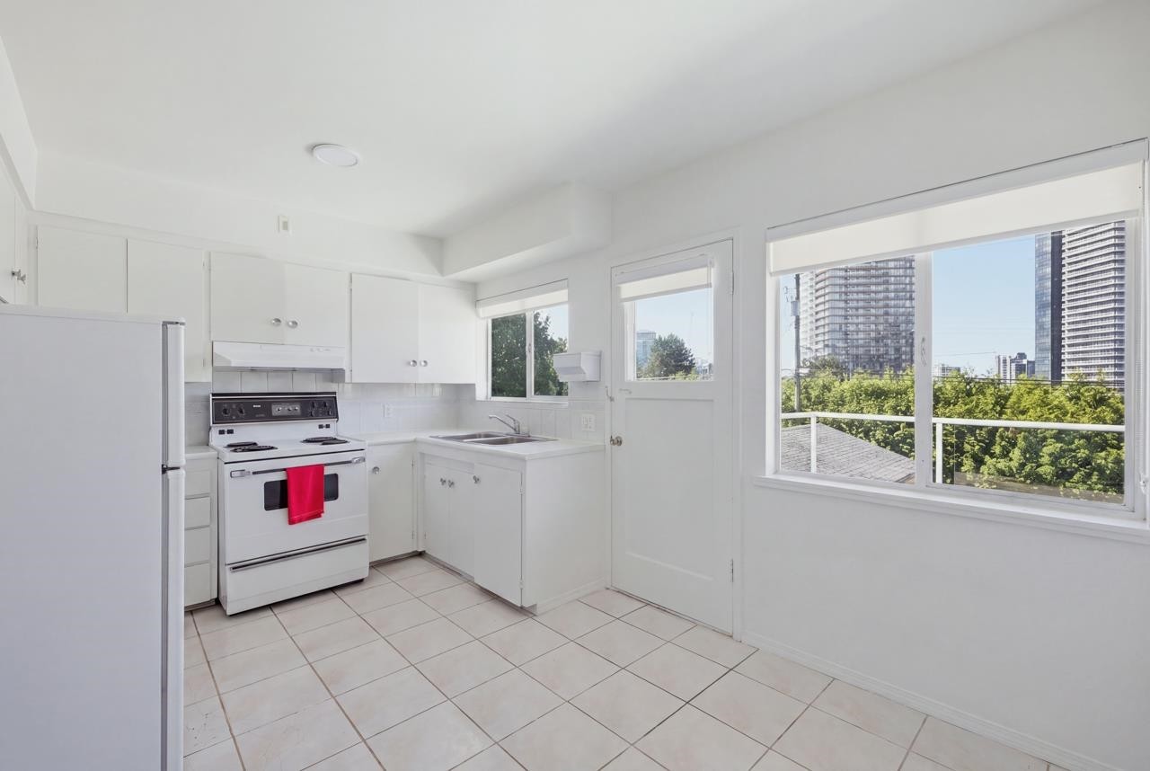 4656 Brentlawn Drive, Burnaby, BC - Indoor Photo Showing Kitchen