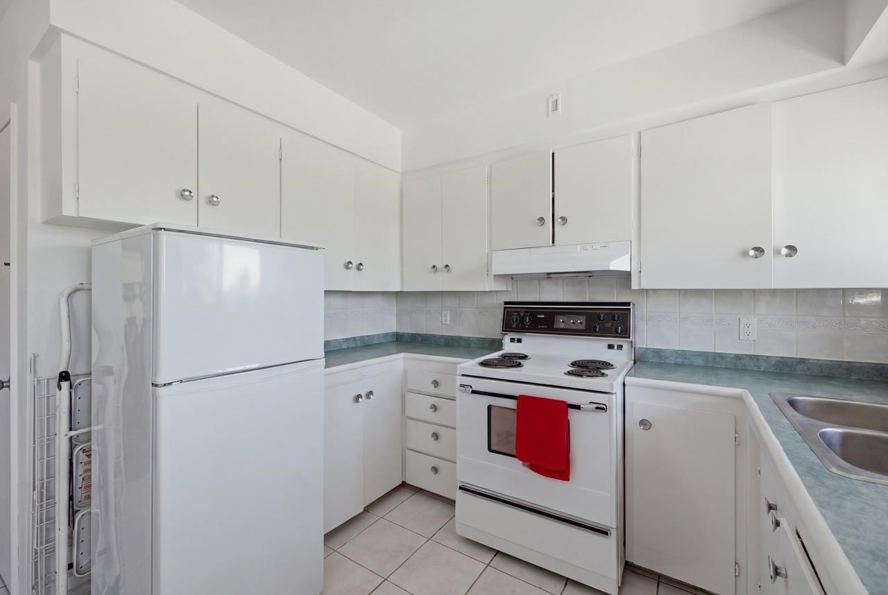 4656 Brentlawn Drive, Burnaby, BC - Indoor Photo Showing Kitchen With Double Sink