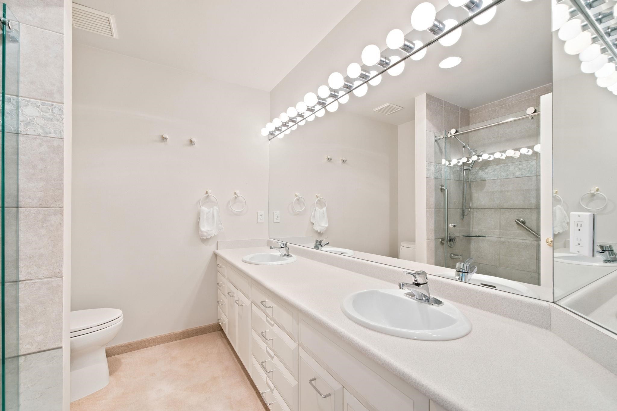 305 17Th Street E, North Vancouver, BC - Indoor Photo Showing Bathroom