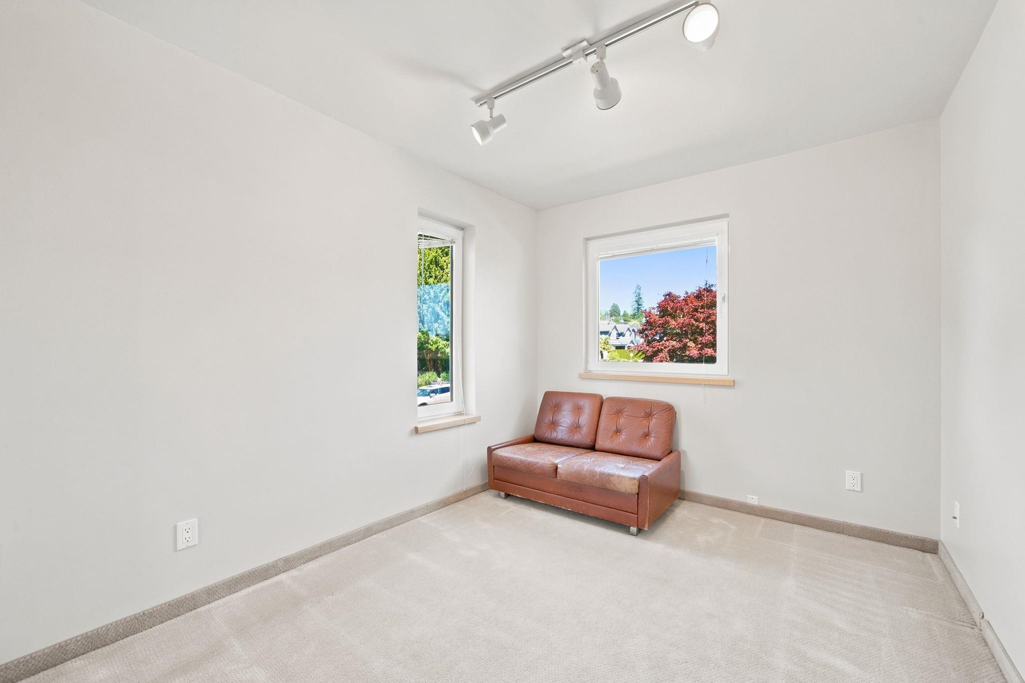 305 17Th Street E, North Vancouver, BC - Indoor Photo Showing Other Room