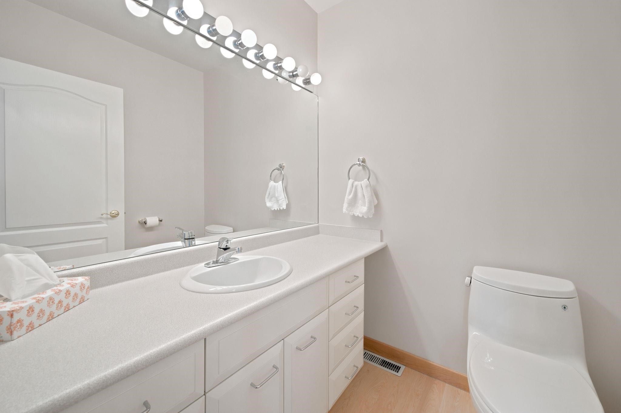 305 17Th Street E, North Vancouver, BC - Indoor Photo Showing Bathroom