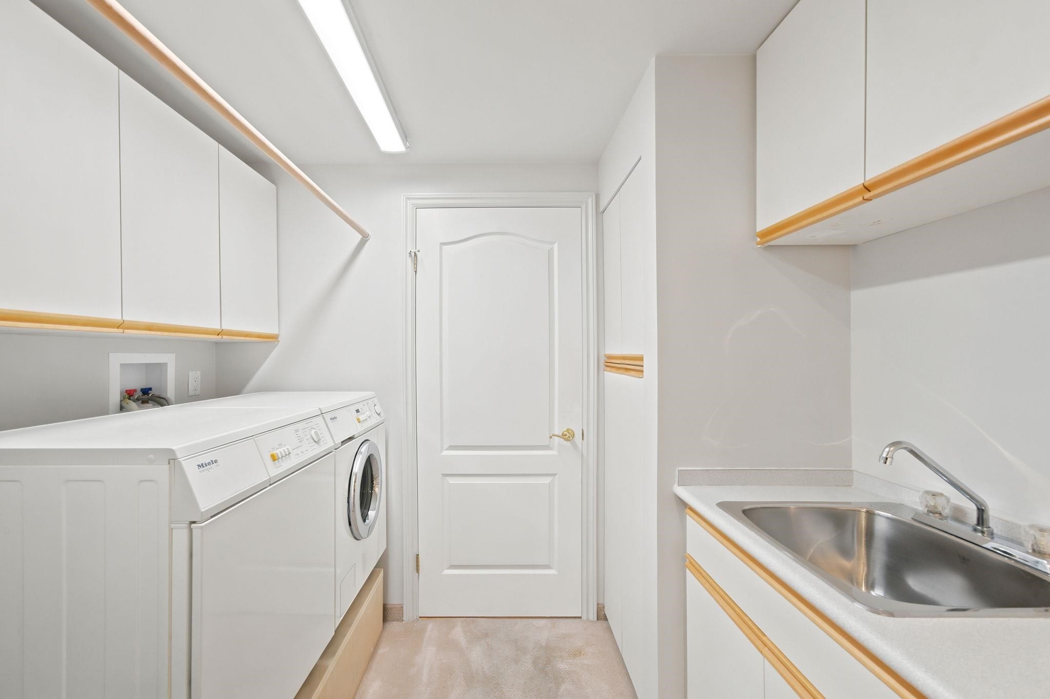 305 17Th Street E, North Vancouver, BC - Indoor Photo Showing Laundry Room