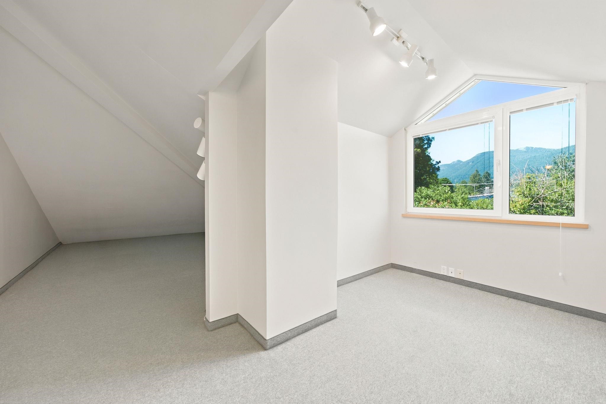 305 17Th Street E, North Vancouver, BC - Indoor Photo Showing Other Room