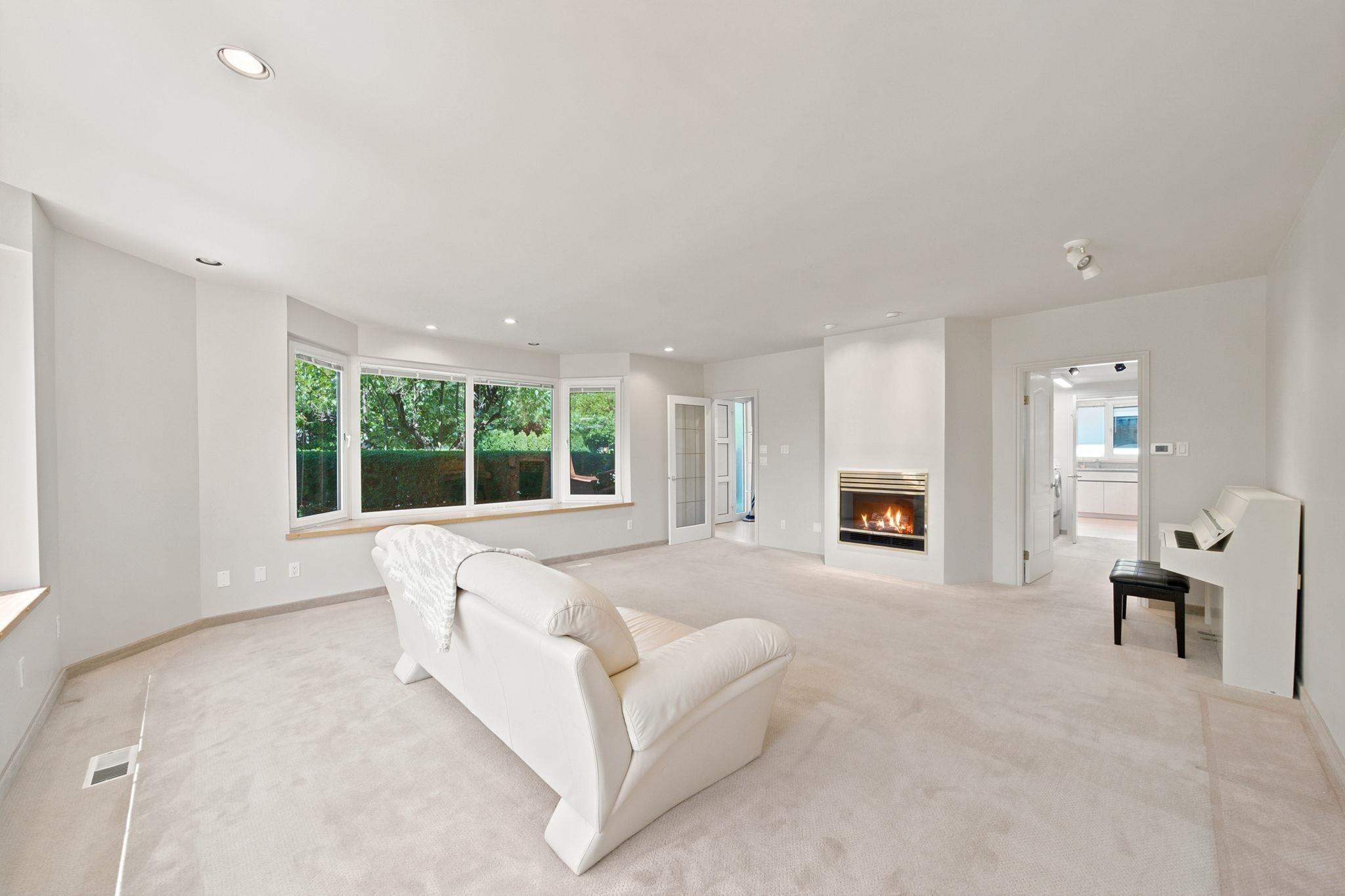 305 17Th Street E, North Vancouver, BC - Indoor Photo Showing Living Room With Fireplace