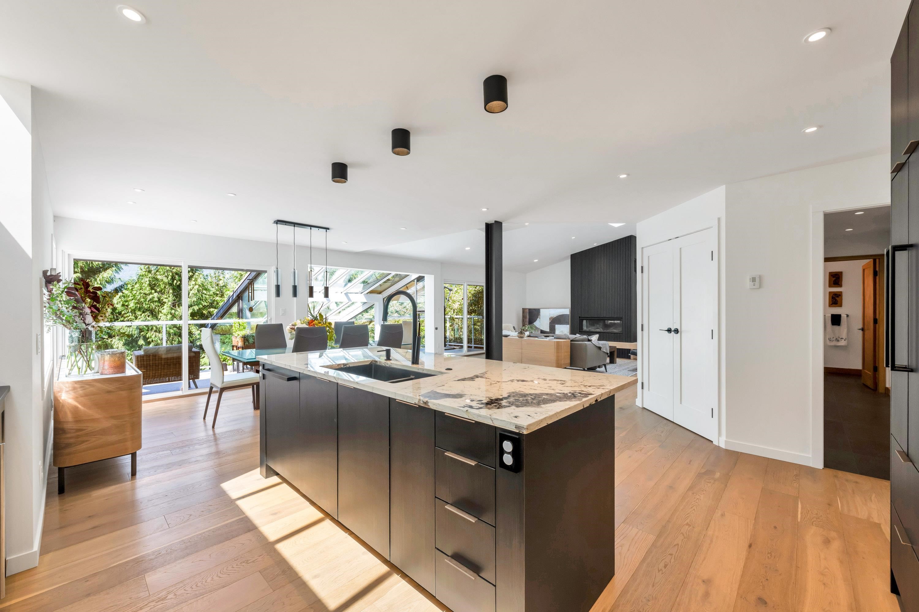 5623 Eagle Court, North Vancouver, BC - Indoor Photo Showing Kitchen