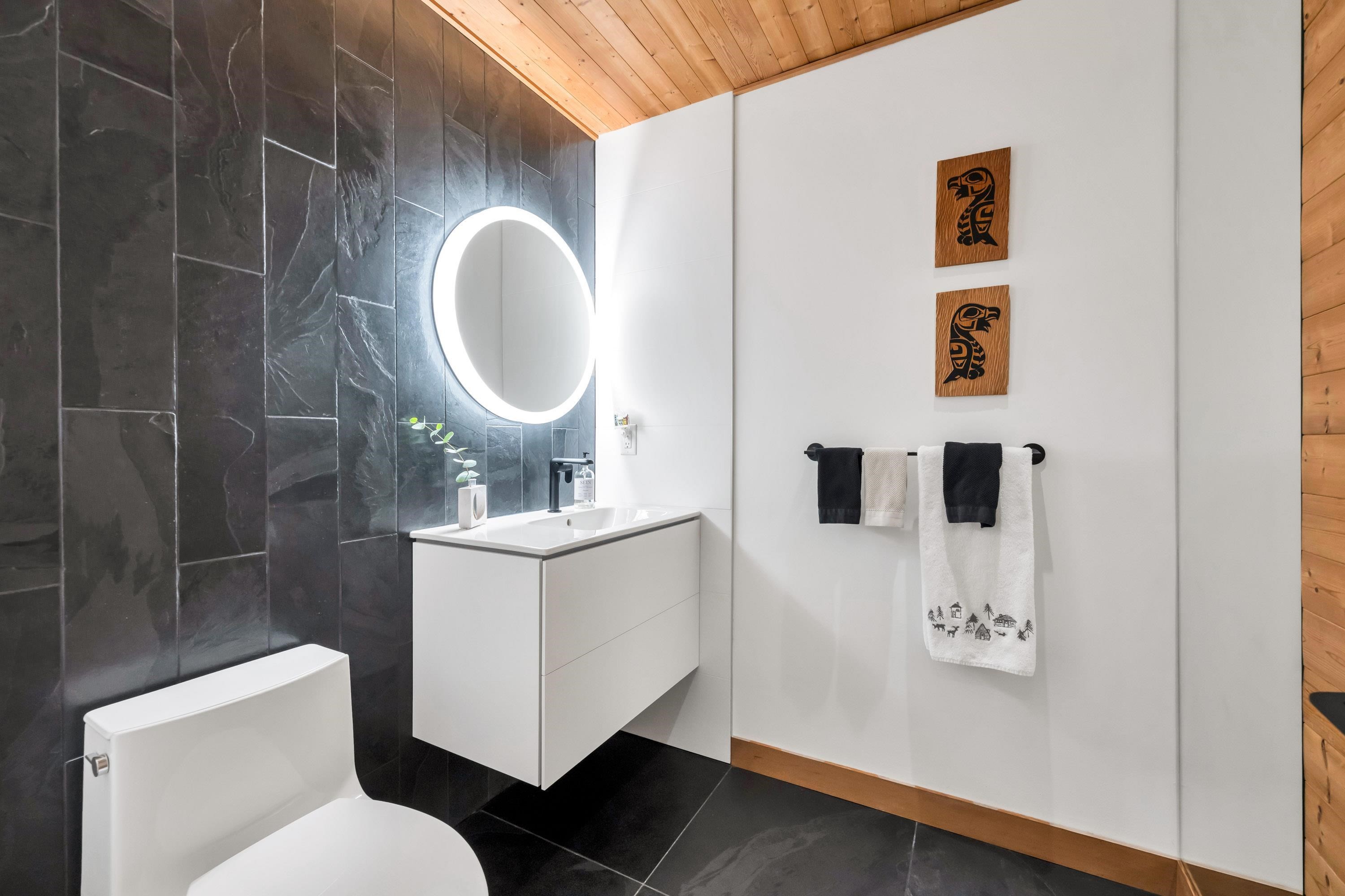 5623 Eagle Court, North Vancouver, BC - Indoor Photo Showing Bathroom