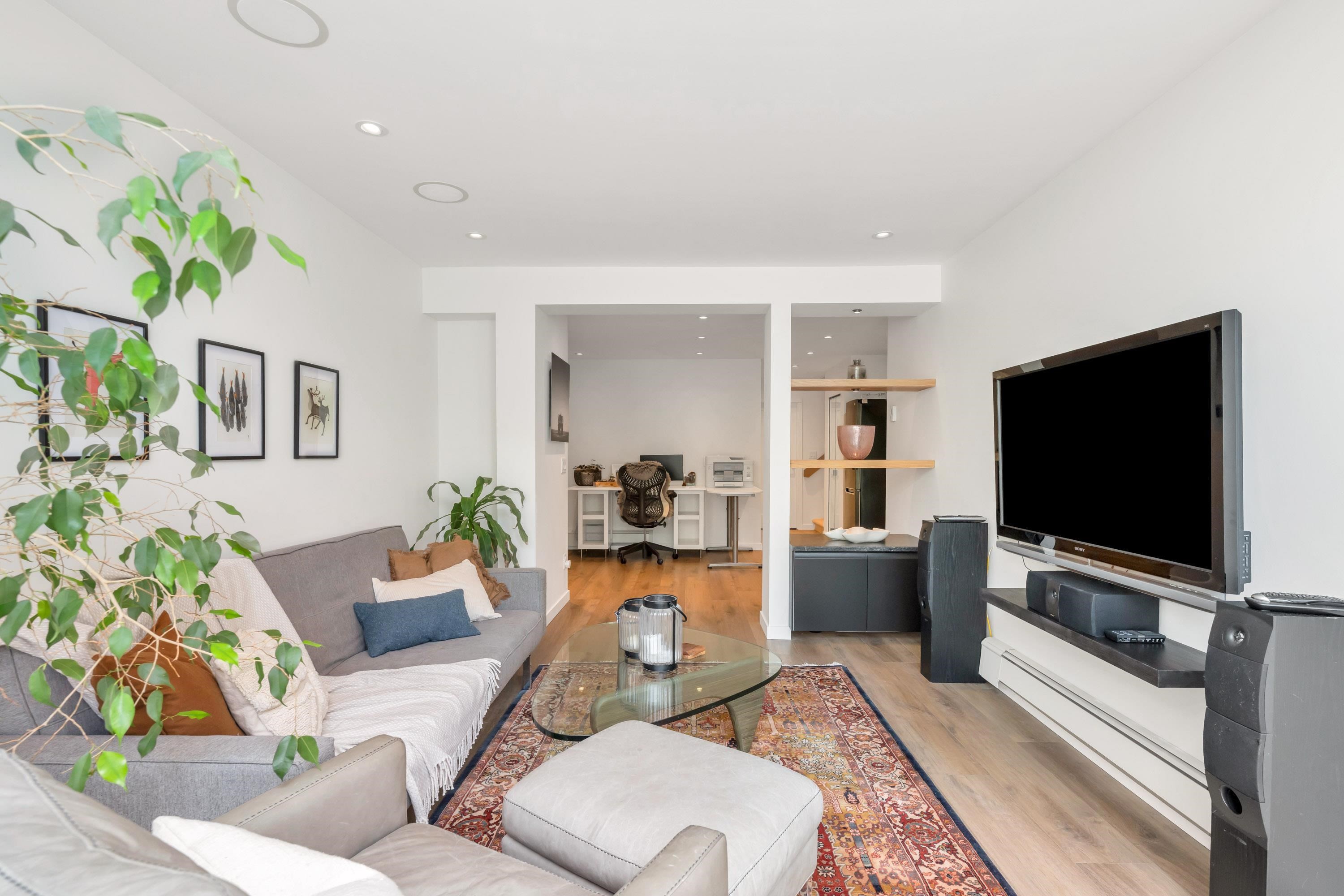 5623 Eagle Court, North Vancouver, BC - Indoor Photo Showing Living Room